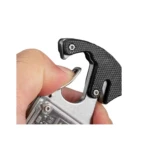 Linterna multiusos 4 en 1 con llavero metálico plateado y gancho negro texturizado, activada por mano.