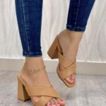 Sandalias de tacón cuadrado color beige con tiras cruzadas en cuero sintético, usadas con jeans, que aportan estabilidad y estilo. Modelo LA GS 205.