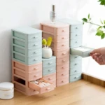 Torres apilables de mini cajones organizadores para escritorio, color menta y rosa pastel con textura tejida.