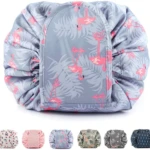 Organizador de maquillaje plegable gris con estampado de flamencos y hojas tropicales.