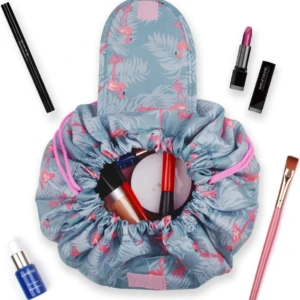 Estuche de maquillaje abierto con estampado de flamencos, contiene cosméticos y pincel.