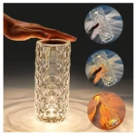 Lámpara LED táctil de cristal facetado proyectando luz cálida y mostrada con mano activando el sensor superior y en dos tonos diferentes.