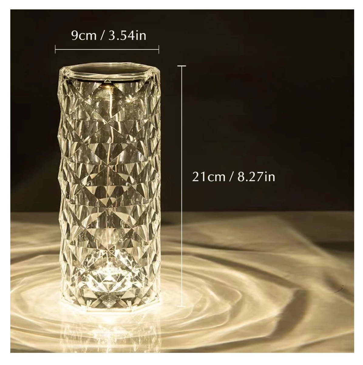 Lámpara de mesa LED táctil con cuerpo cristal tallado, 21 cm de alto y 9 cm de ancho, proyectando luz cálida.