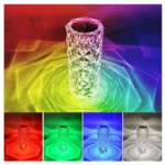Lámpara de mesa LED táctil cristal facetado color RGB proyectando luz de rosas. Muestra colores cambiantes: arcoíris, rojo, verde, azul y blanco.