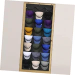 Organizador colgante negro de 30 bolsillos transparentes, lleno de gorras de béisbol de varios colores.