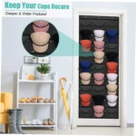 Organizador de gorras negro colgante para puerta con 18 bolsillos transparentes mostrando gorras de colores variados.