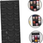 Organizador de gorras negro colgante con 20 bolsillos transparentes, mostrando su uso para guardar gorras de varios colores.