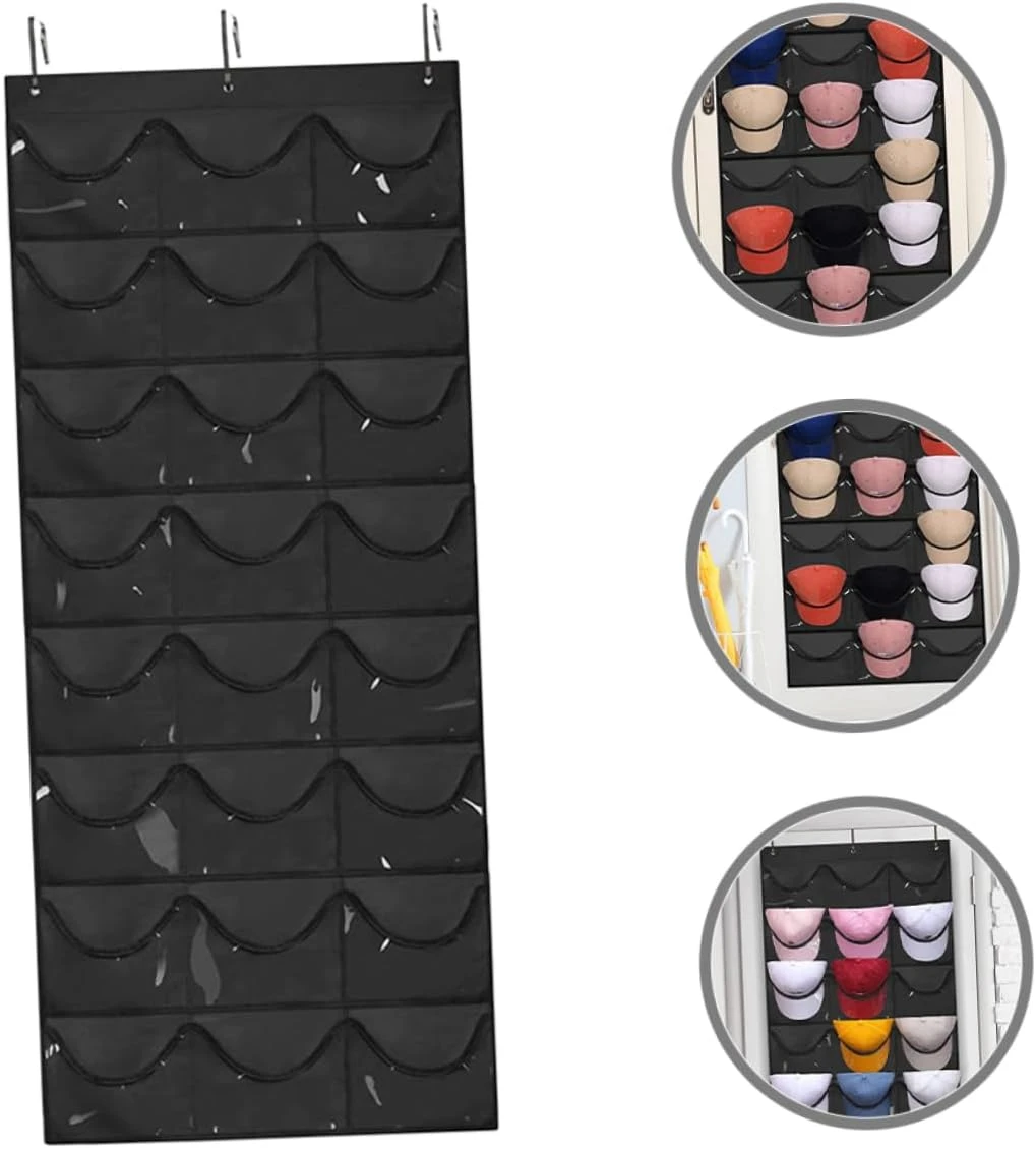 Organizador de gorras negro colgante con 20 bolsillos transparentes, mostrando su uso para guardar gorras de varios colores.