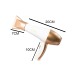 Secador de pelo profesional color blanco con detalles dorados y boquilla, incluye medidas: 20 cm de largo, 10 cm de alto y 7 cm de ancho en la boquilla.