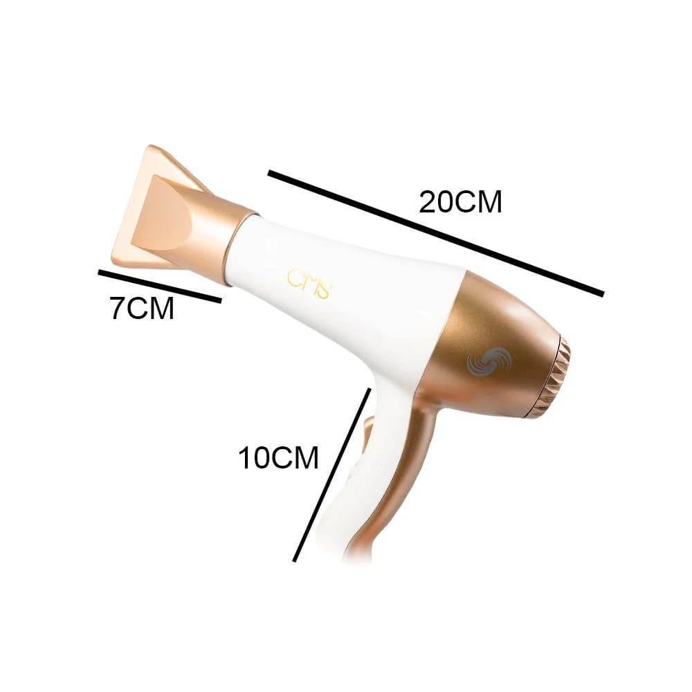 Secador de pelo profesional color blanco con detalles dorados y boquilla, incluye medidas: 20 cm de largo, 10 cm de alto y 7 cm de ancho en la boquilla.