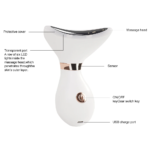 Masajeador facial blanco con cabezal de masaje, sensor, botón ON/OFF y puerto USB.