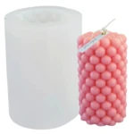 Molde de silicona blanco para velas con forma de burbujas. Vela rosa tipo bubble, con etiqueta.