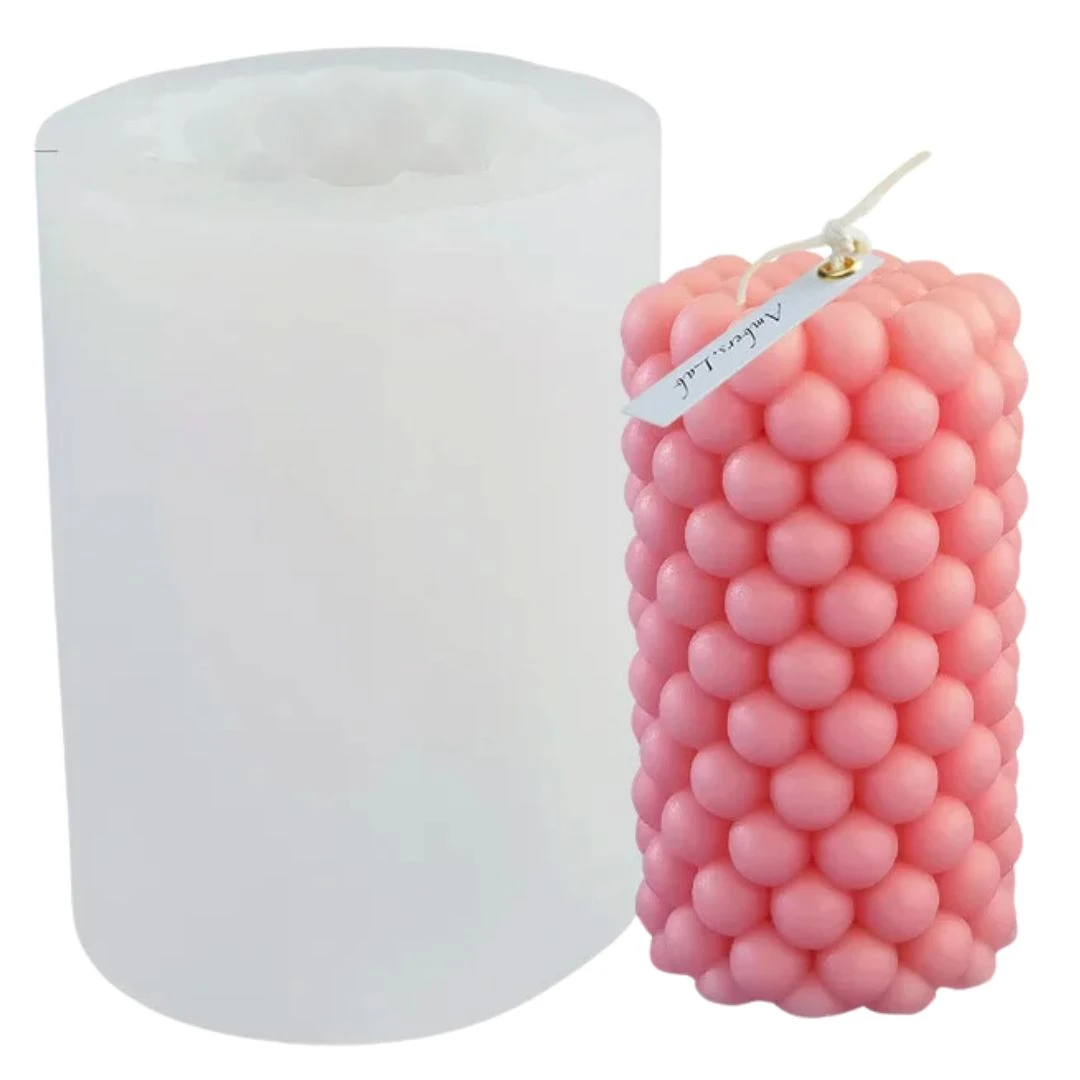 Molde de silicona blanco para velas con forma de burbujas. Vela rosa tipo bubble, con etiqueta.