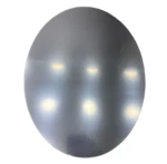Disco ovalado reflectante plateado, superficie lisa con seis destellos de luz visibles, usado como espejo flexible.