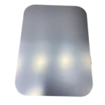 Placa rectangular metálica flexible de aluminio pulido, bordes redondeados, con reflejos de luz difusos.