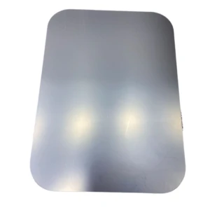 Placa rectangular metálica flexible de aluminio pulido, bordes redondeados, con reflejos de luz difusos.