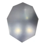 Panel decorativo hexagonal traslúcido grisáceo con acabado satinado y tres puntos de luz internos.