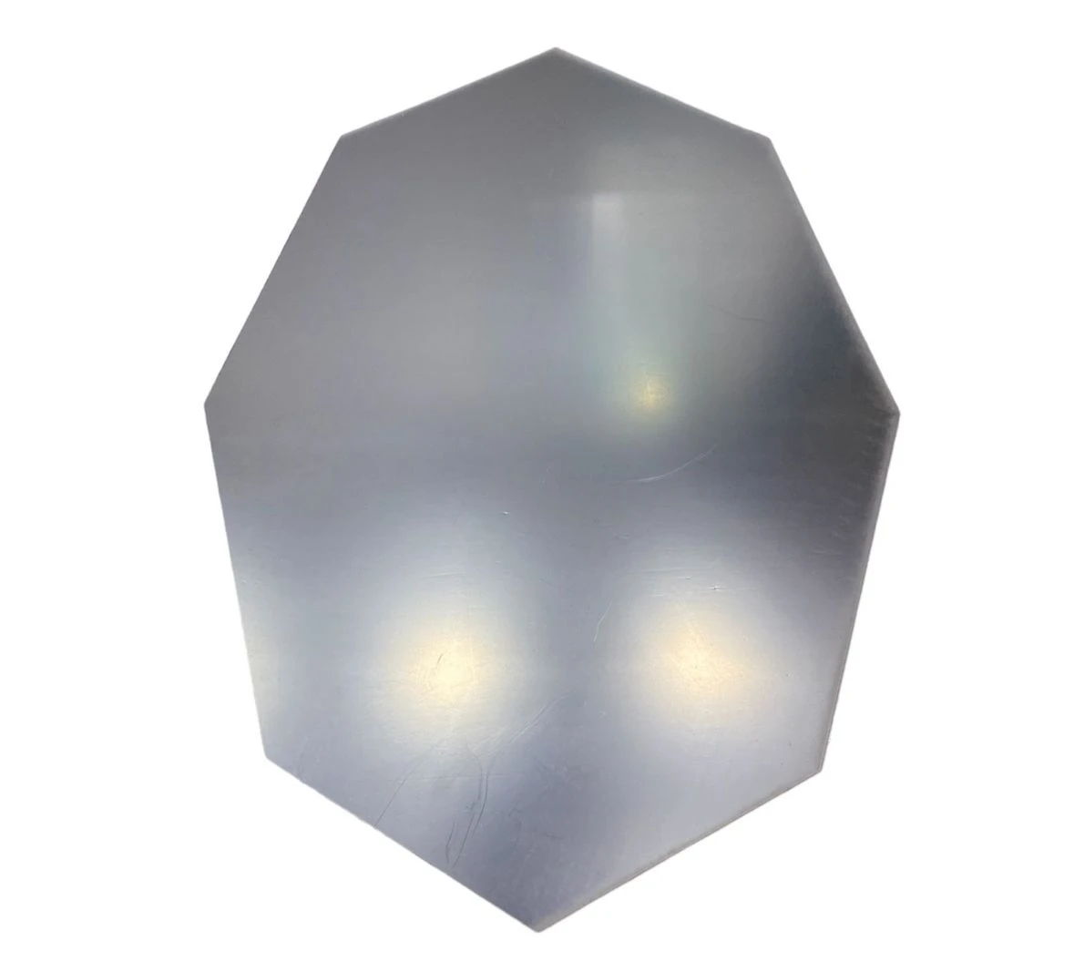 Panel decorativo hexagonal traslúcido grisáceo con acabado satinado y tres puntos de luz internos.