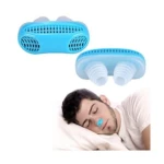 Dispositivo azul para detener ronquidos, con dos adaptadores nasales, mostrado en uso por hombre durmiendo.