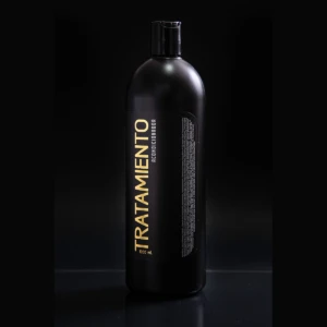 Envase negro cilíndrico de 1000ml de acondicionador Tratamiento Alisado Keracate, etiqueta frontal con texto dorado sobre fondo negro, tapa dosificadora.