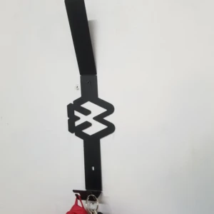 Colgador negro para pared con logo grabado, ideal para cascos y llaves.