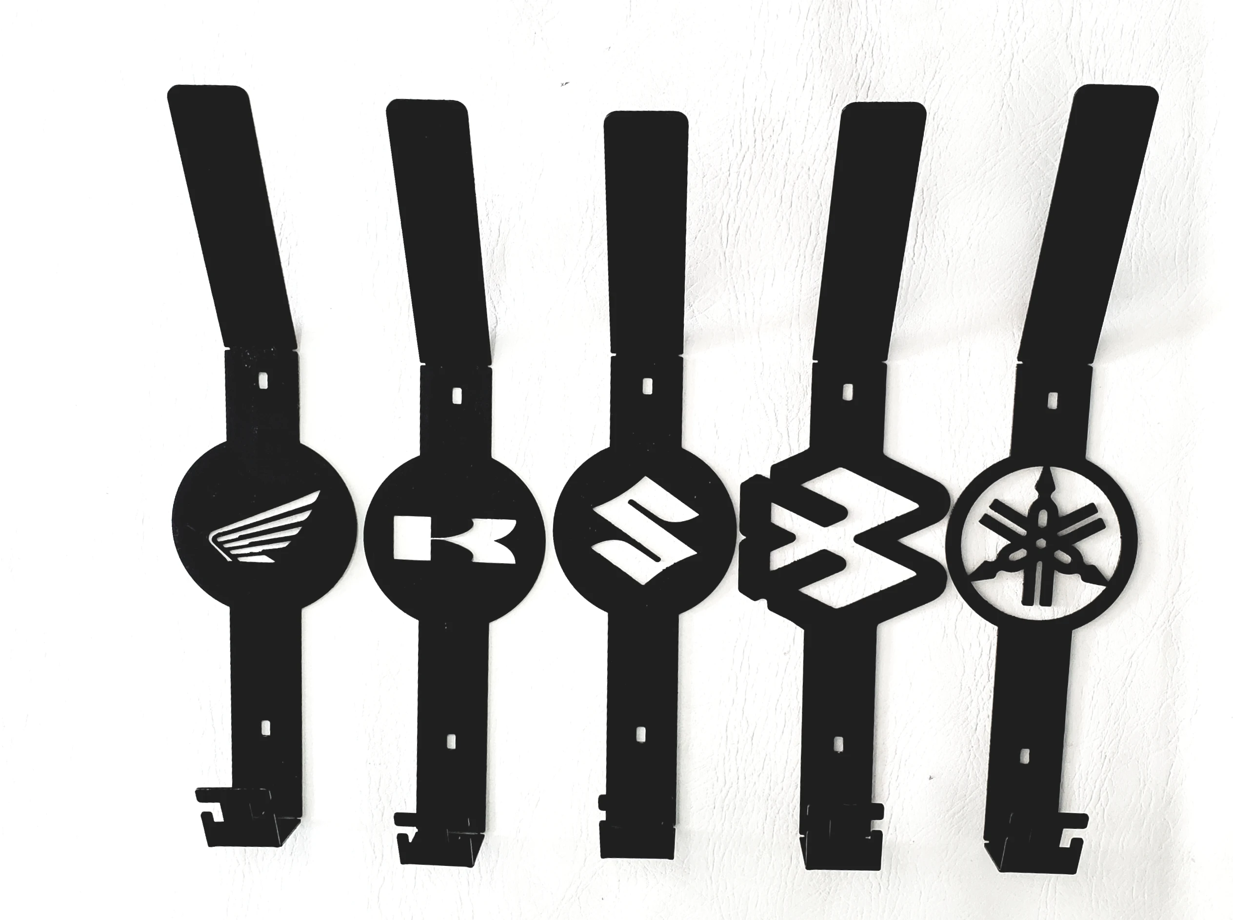 Percheros negros para colgar cascos de moto: Honda, Kawasaki, Suzuki, Yamaha.