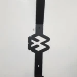 Colgador de pared negro para cascos con símbolo 'W' y lugar para llaves.