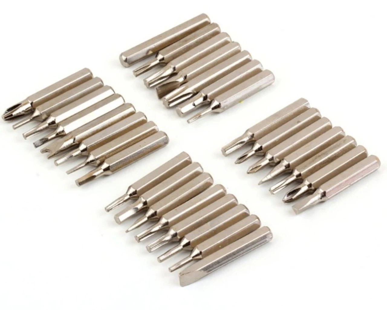 Set de 32 puntas de destornillador metálicas de precisión, variadas formas.