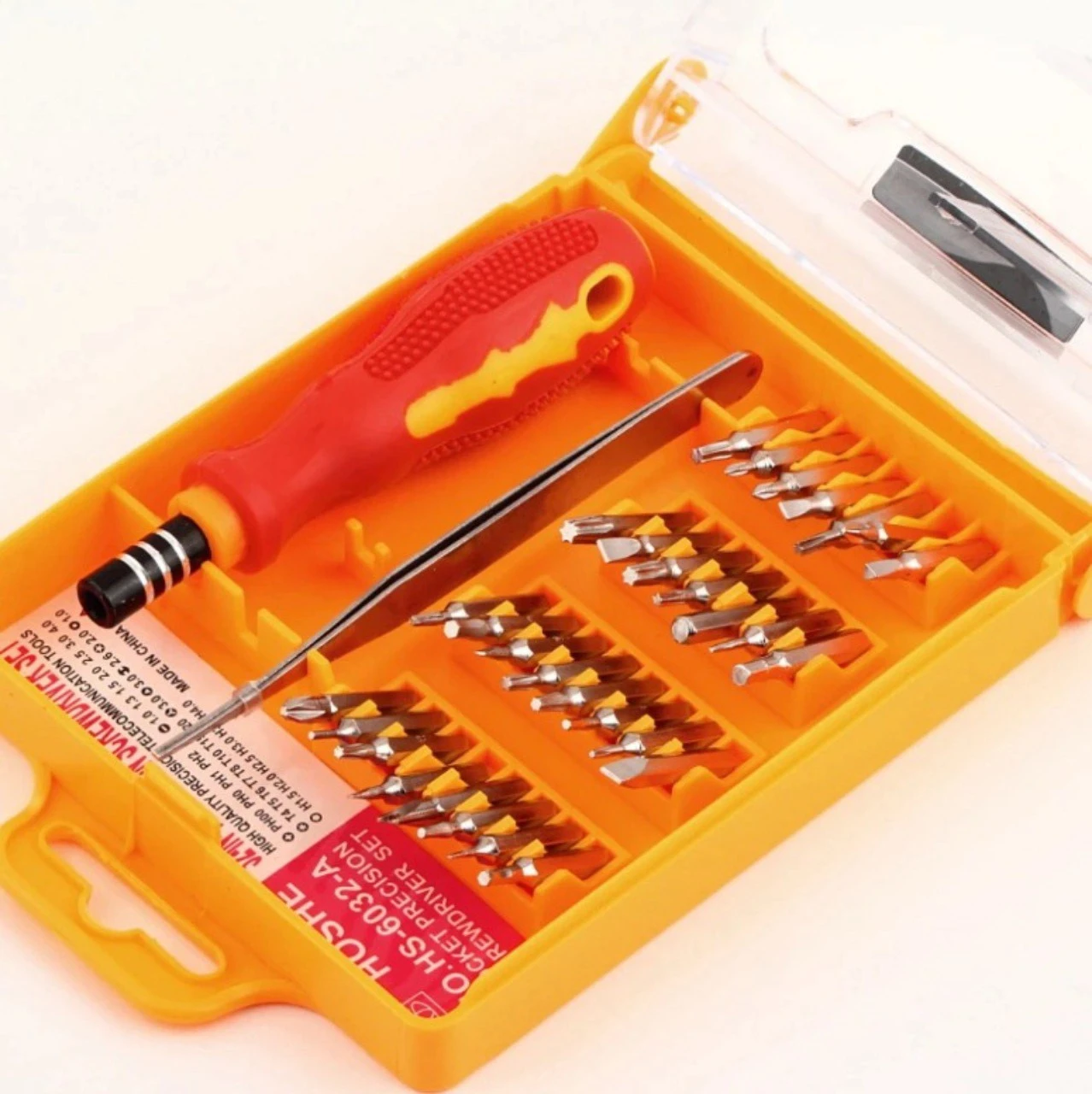 Set de destornillador de precisión HUSHE 32 en 1, color naranja y rojo, con puntas y pinzas metálicas en su estuche.