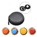 Estuche redondo protector para audífonos y cargador, color negro. Incluye variantes naranja, azul, amarillo y rojo.