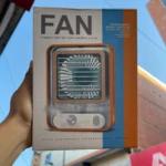 Caja de mini ventilador portátil transparente con detalles en naranja y azul, mostrando diseño y texto de producto.
