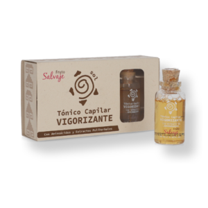 Frasco de vidrio con tónico capilar vigorizante Fruto Salvaje y caja de cartón, ambos con logo de sol y espiral.