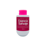 Botella blanca con tapa fucsia de Tratamiento Capilar Esencia Salvaje 500 ml con extractos naturales.