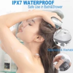 Mujer usa masajeador capilar recargable IPX7 en ducha. Textura de silicona, diseño ergonómico para alivio del estrés.