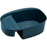 Colador para fregadero color azul oscuro, con área texturizada y base perforada, ideal para escurrir alimentos.