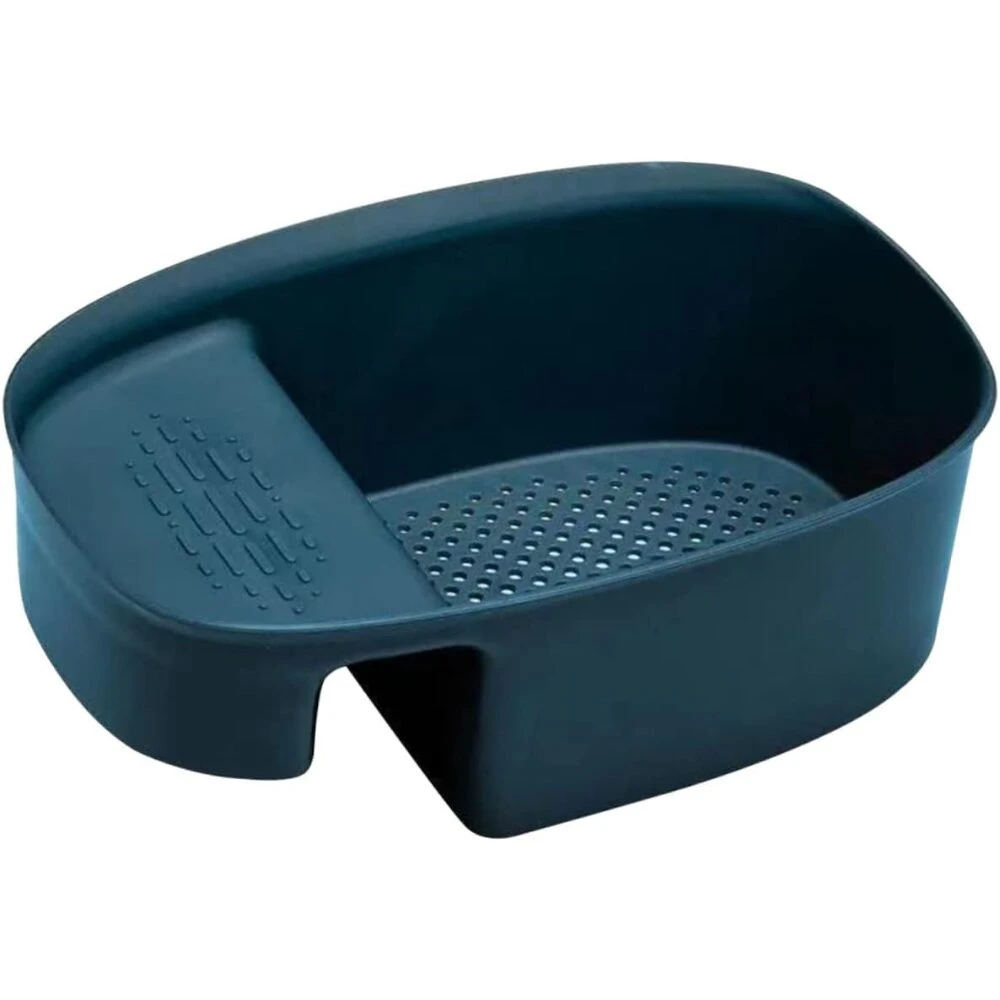 Colador para fregadero color azul oscuro, con área texturizada y base perforada, ideal para escurrir alimentos.