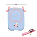 Ventilador portátil de cuello azul con diseño de vaca, 9x11cm, incluye correa rosa.