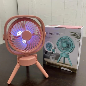 Mini ventilador recargable rosa con trípode, aspas iluminadas y caja del producto.