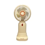 Mini ventilador beige portátil con aspas visibles, centro naranja y luz indicadora roja.