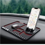 Tapete antideslizante para coche con soporte para celular y compartimento para llaves.