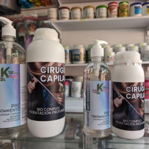 Botellas de shampoo "Alisado Cirugía Capilar" Full Bellos, una transparente y otra blanca, ambas con dispensador.