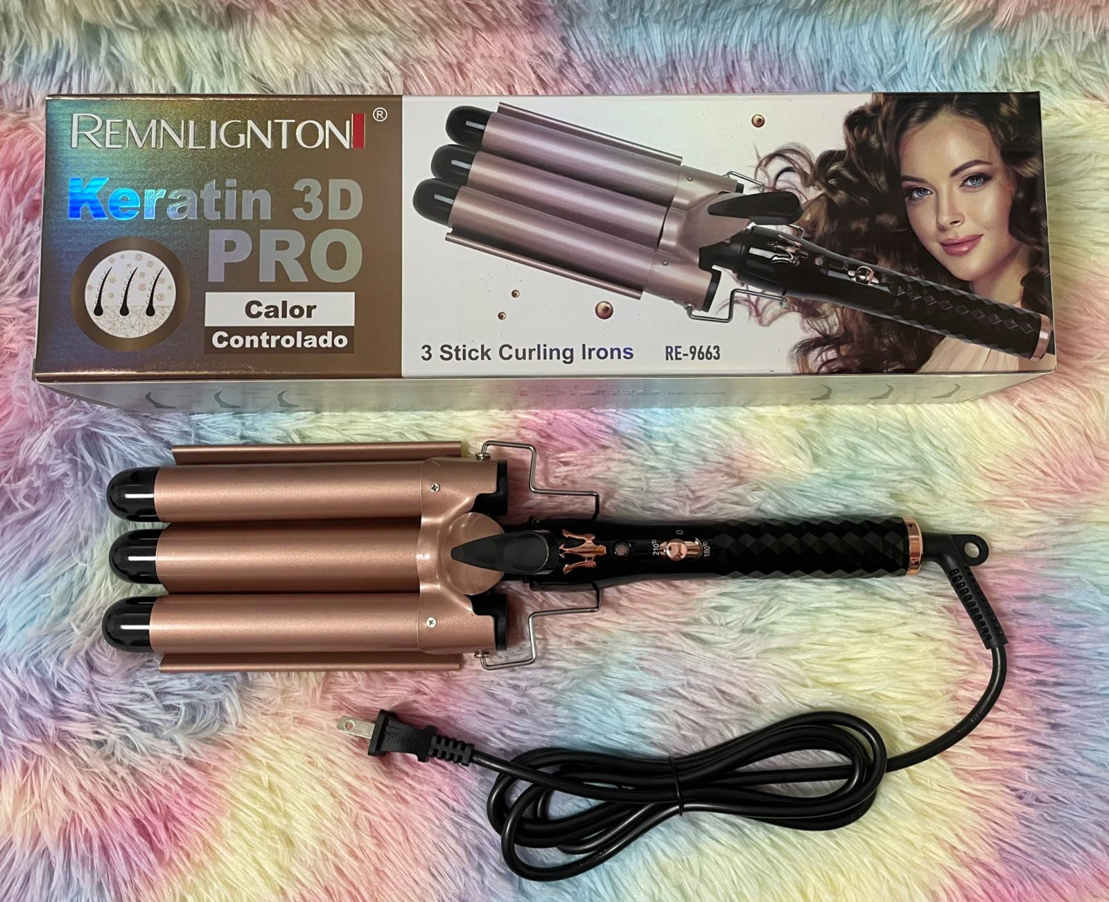 Pinza onduladora de 3 tubos color cobre con cable negro, detalle de control de temperatura y estuche para cabello.