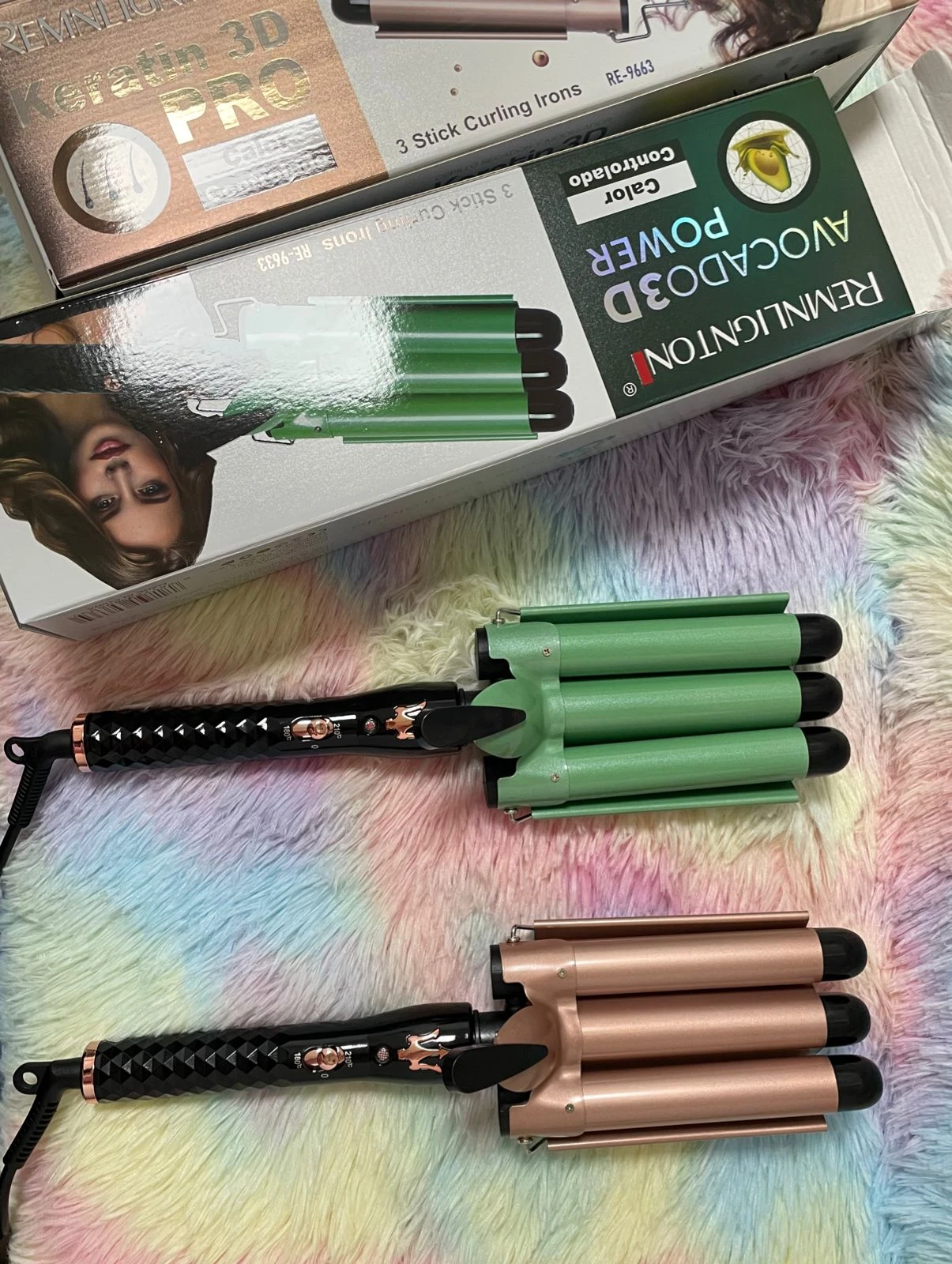Pinzas para el cabello de 3 tubos Remington, una verde y otra color cobre, sobre alfombra colorida.
