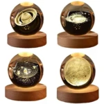 Cuatro esferas de cristal con grabados láser de planetas, galaxias y la luna, cada una sobre una base de madera circular iluminada con luz cálida.