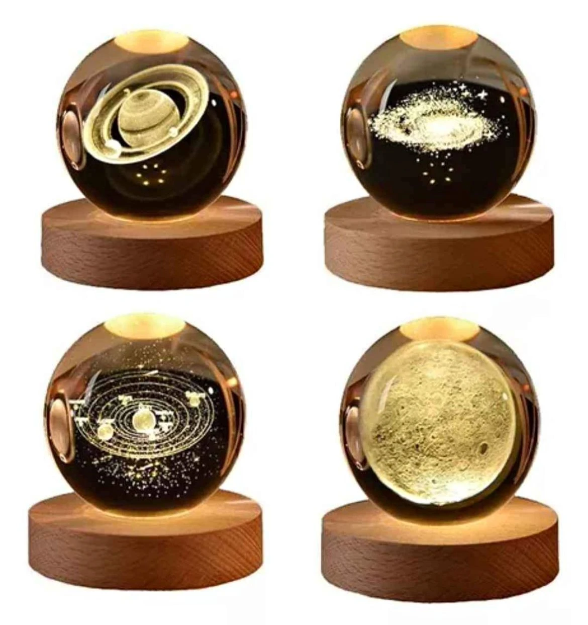 Cuatro esferas de cristal con grabados láser de planetas, galaxias y la luna, cada una sobre una base de madera circular iluminada con luz cálida.