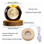 Mini lámpara de cristal con grabado de luna de 60mm sobre base de madera de 70mm, incluye cable USB para conexión y mide 20mm de alto.