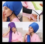 Mujer usando gorro secador portátil para rizos azul y morado, conectado a secador de mano.