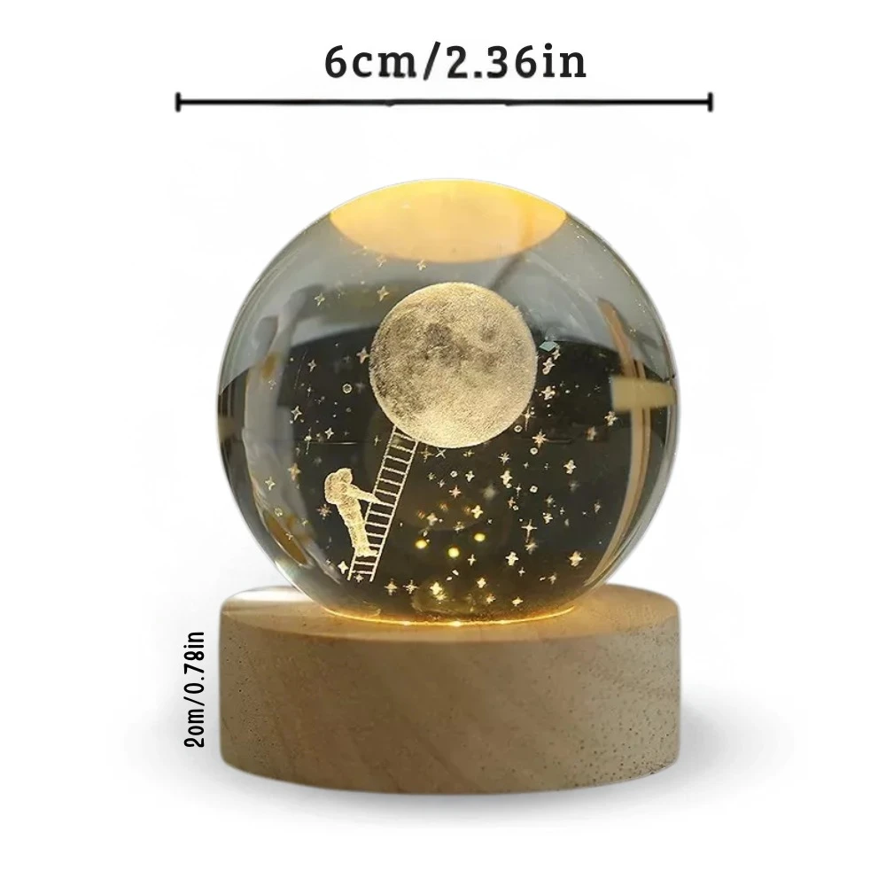Esfera de cristal con astronauta escalando hacia la luna, sobre base de madera iluminada. Mide 6cm.