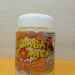 Tratamiento capilar Bomba Atómica en envase blanco con diseño de cómic, color y nutrición intensiva.