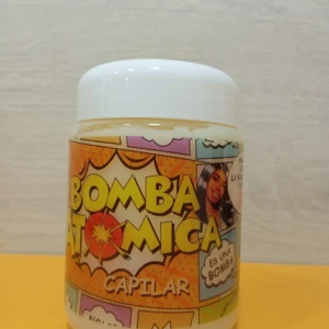 Tratamiento capilar Bomba Atómica en envase blanco con diseño de cómic, color y nutrición intensiva.